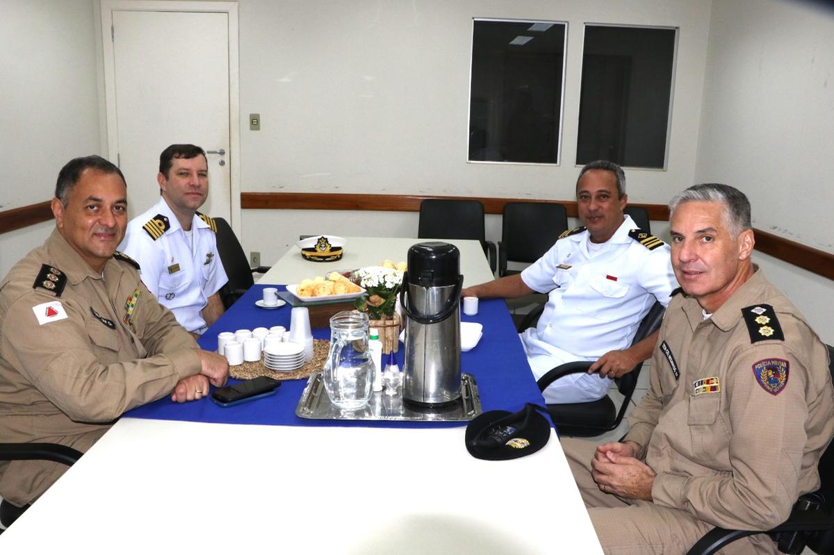Coronel PM Rodrigo Wolf Luz recebeu oficiais da Marinha em visita institucional à 5ª Região da PM, com a presença do tenente-coronel PM Reginaldo Correia Silva (Foto/Sérgio Teixeira)
