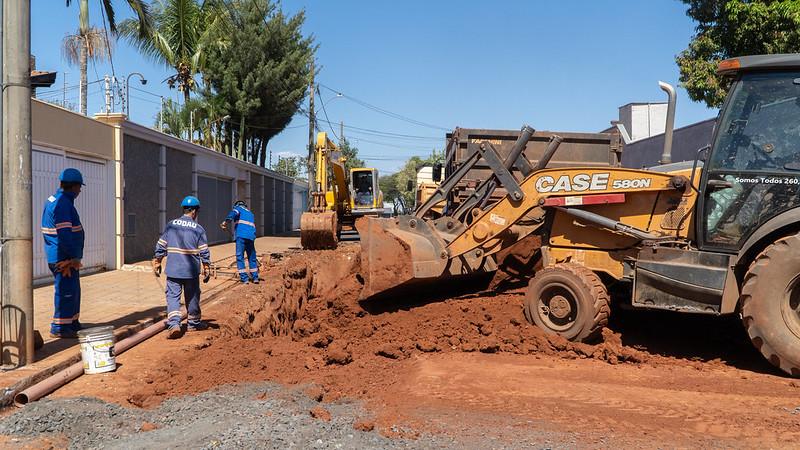Obra de implantação da nova adutora de água bruta da Codau avança em ruas do bairro Boa Vista (Foto/Divulgação)