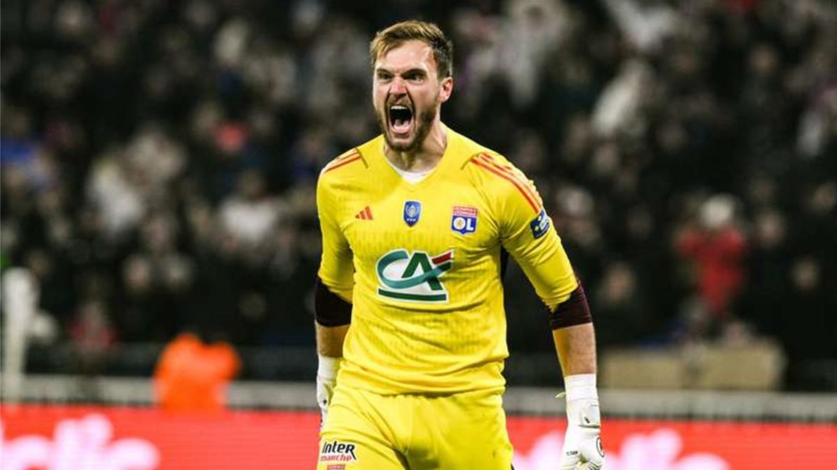 Lucas Perri busca receber valores não pagos pela SAF alvinegra (Foto/Jeff Pachoud/AFP via Getty Images/Esporte News Mundo)