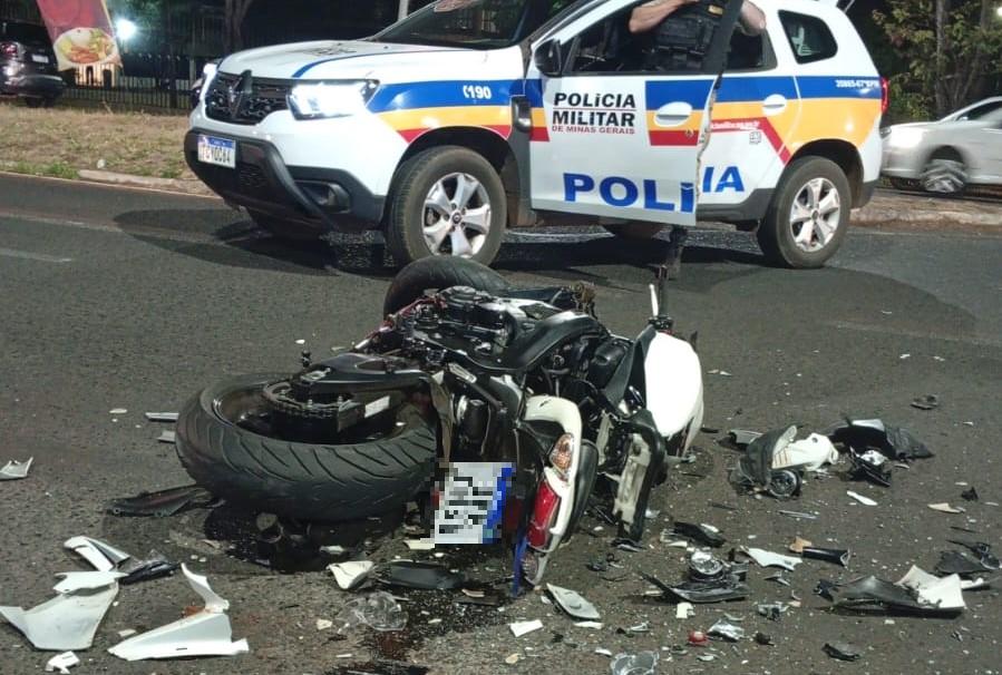 Motocicleta de grande porte ficou parcialmente destruída após colisão com automóvel na avenida Nenê Sabino (Foto/Divulgação)