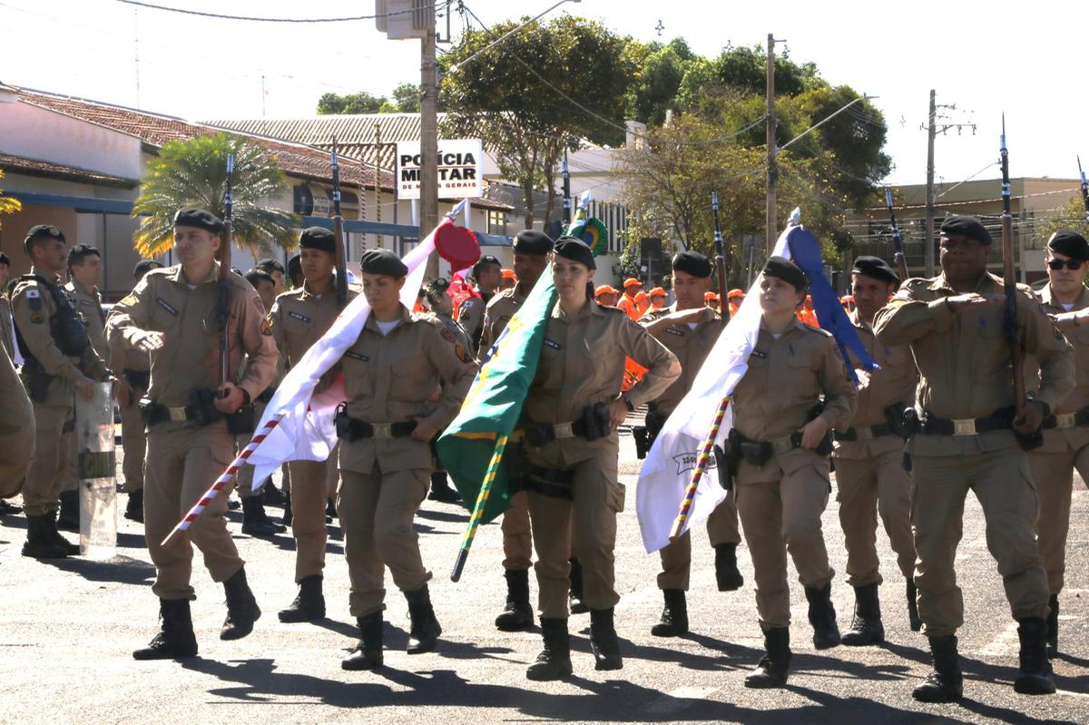 Policiais femininas estreiam como porta-bandeiras no desfile de 7 de Setembro em Uberaba (Foto/Sérgio Teixeira)