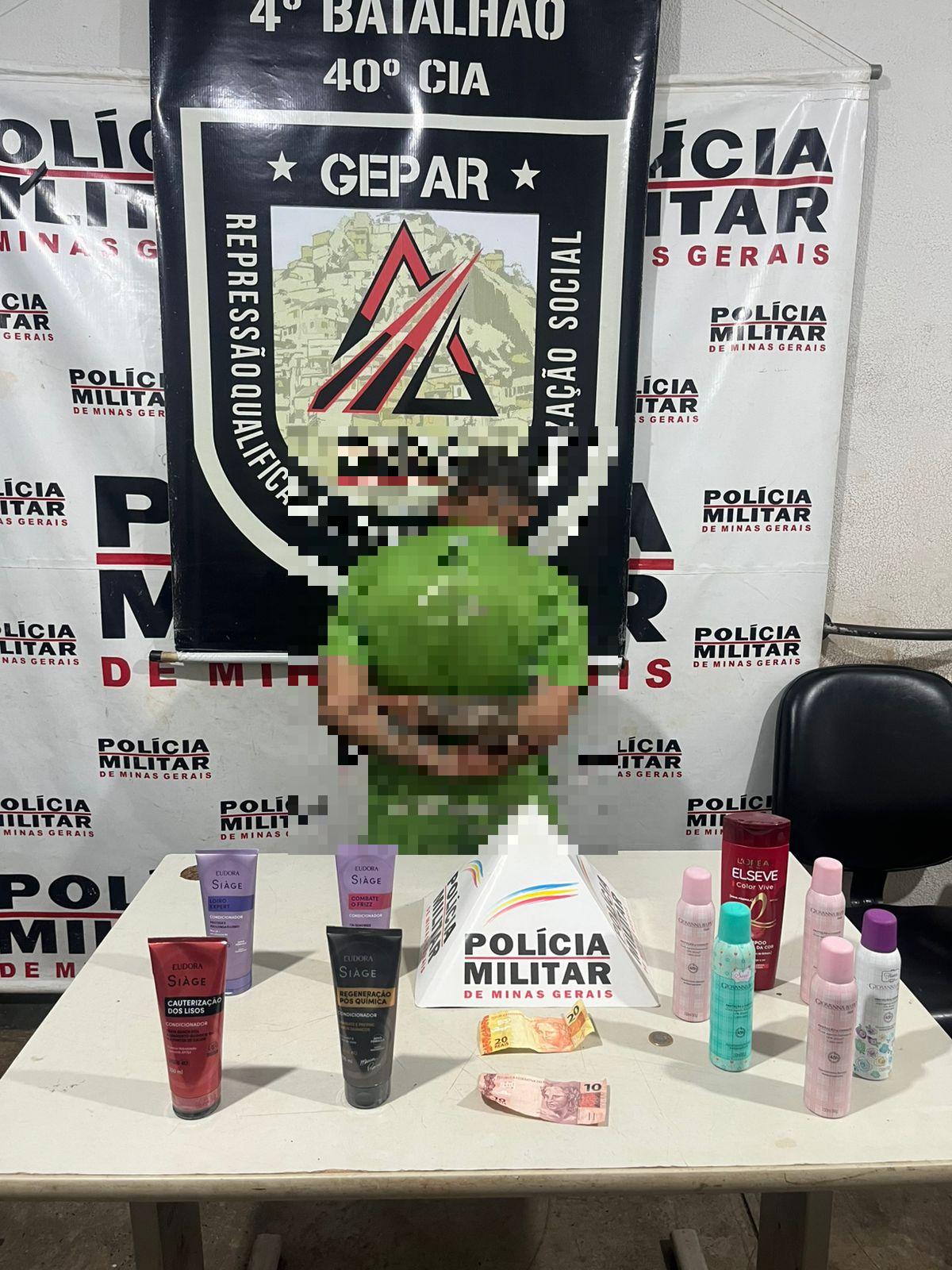 Com o homem foram encontrados cinco desodorantes, quatro condicionadores, um shampoo e R$ 31 em moedas, além de outros itens. (Foto/Divulgação)