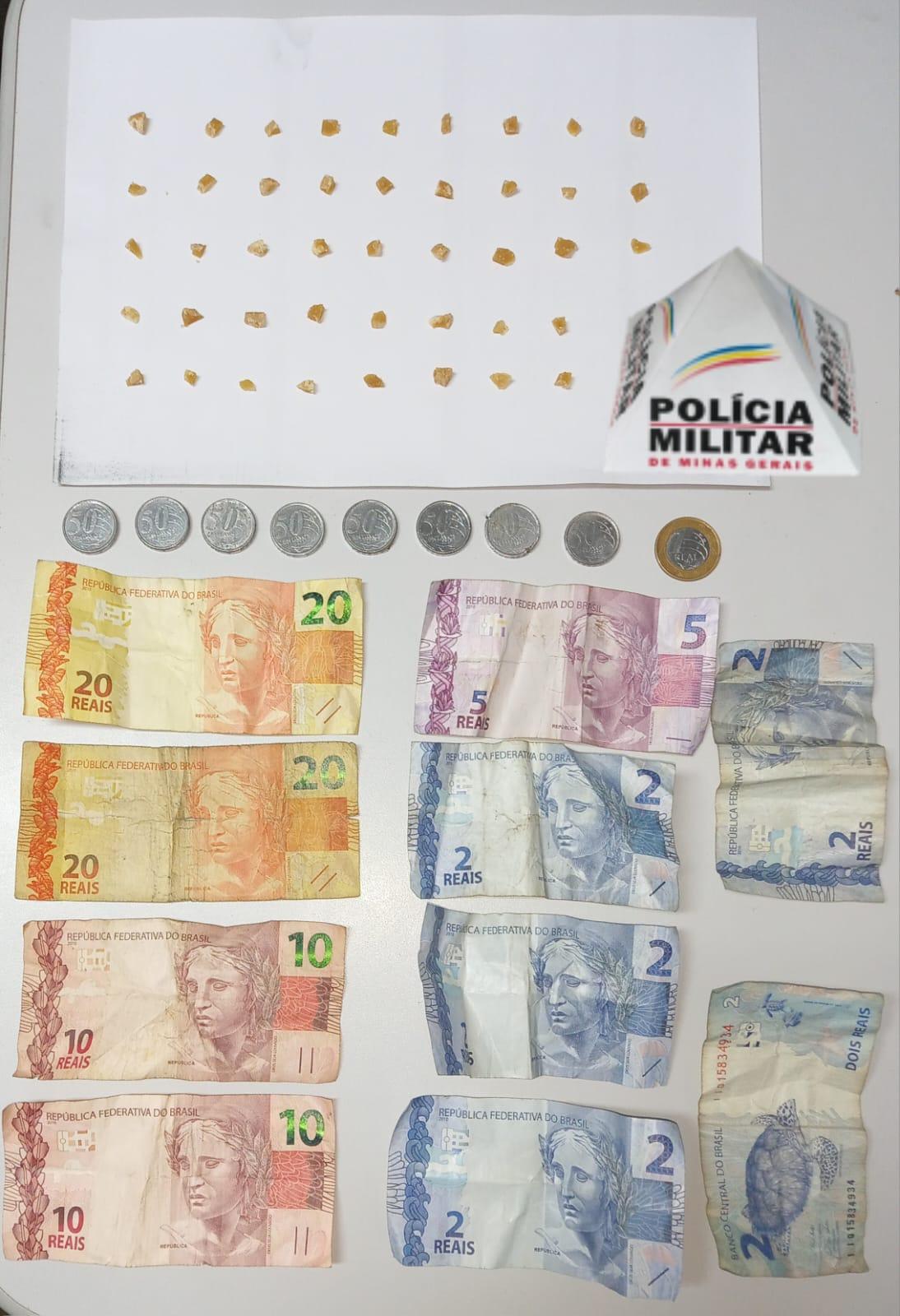 Com o suspeito foram localizadas 43 pedras de crack prontas para comercialização, além de R$ 80 em dinheiro. (Foto/Divulgação)