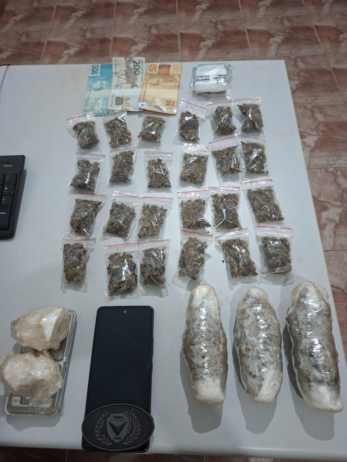 O indivíduo foi preso com apoio do GP Cães, após ser surpreendido circulando em um veículo furtado com placas adulteradas e carregando uma expressiva quantidade de drogas. (Foto/Divulgação)