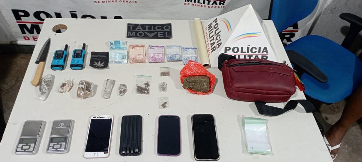 Com apoio do Tático Móvel e de outra viatura da PM, os policiais seguiram até o imóvel indicado, onde encontraram o restante do material ilícito. (Foto/Divulgação)
