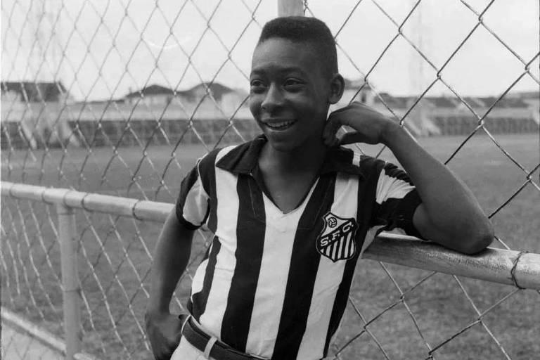 Com 15 anos, Pelé vestiu a camisa do Santos pela primeira vez (Foto/Folha de São Paulo)