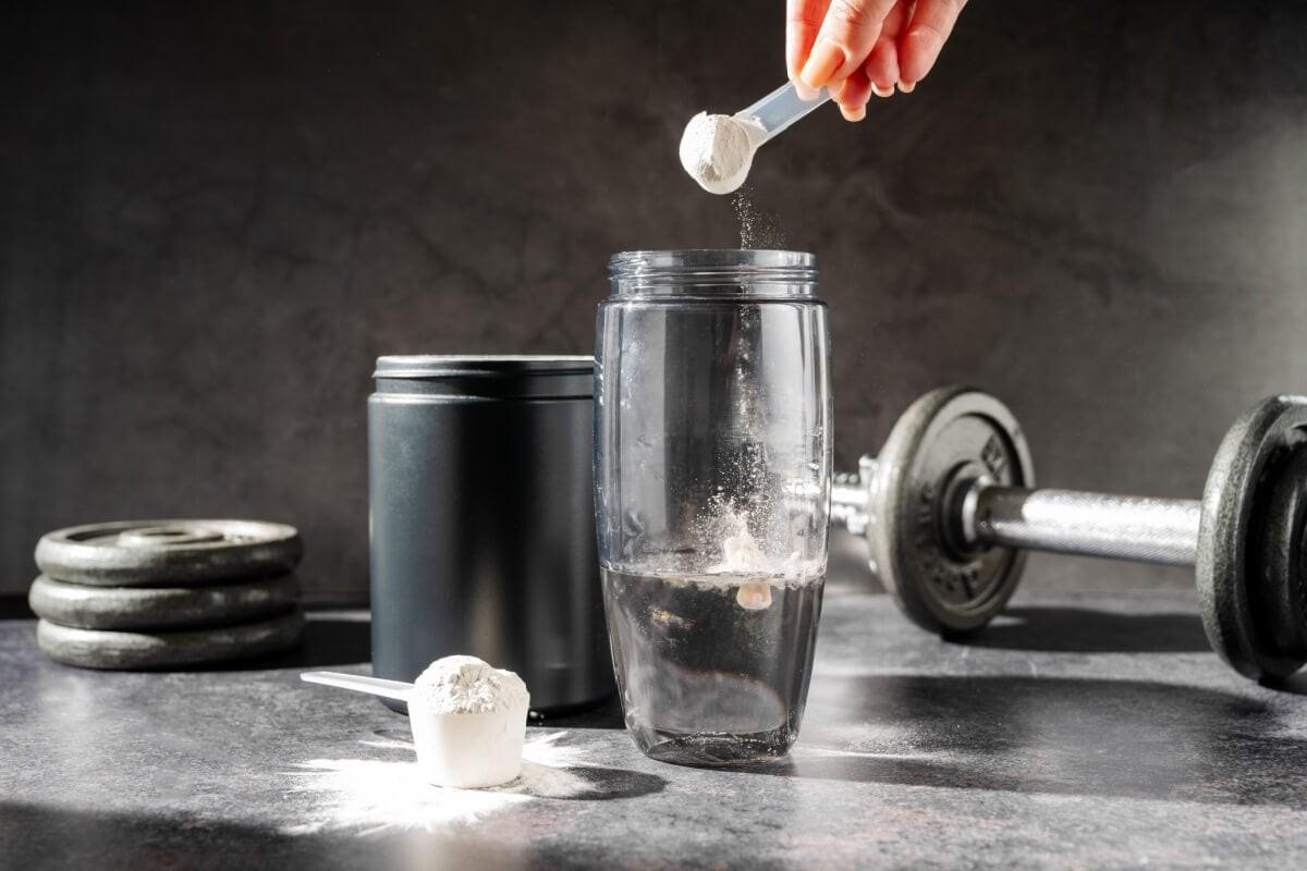 A creatina é um dos suplementos mais populares entre pessoas que praticam atividade física (Foto/New Africa/Shutterstock)