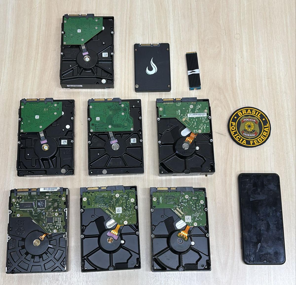 Na ação, foram apreendidos equipamentos de informática e um celular, que passarão por perícia técnica (Foto/Divulgação)