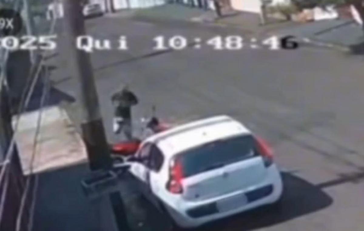 As imagens mostram o suspeito pulando até o local onde o veículo estava estacionado (Foto/Reprodução/Vídeo)