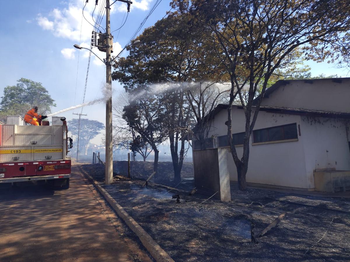 Corpo de Bombeiros debela incêndio na Vila Celeste, nesta segunda-feira (8) (Foto/Divulgação Corpo de Bombeiros)