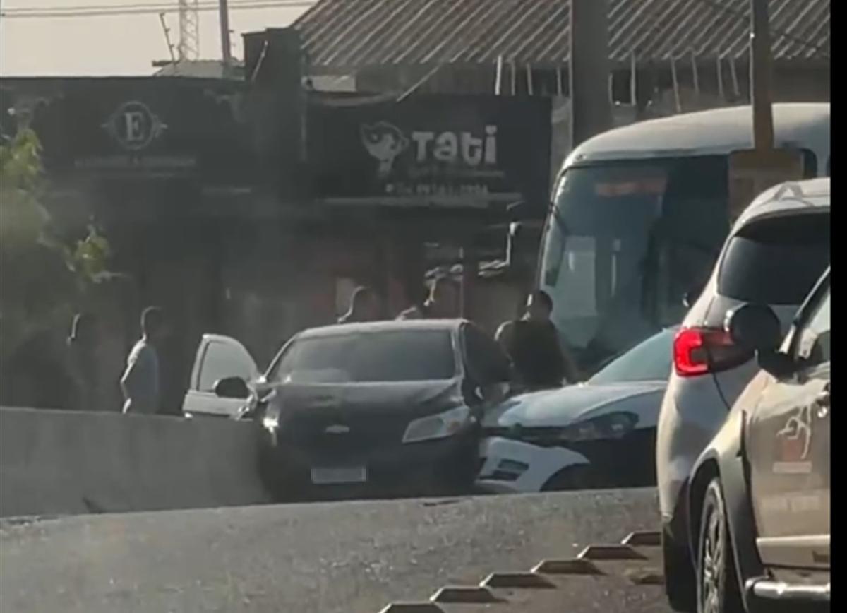Durante a perseguição, um VW Golf em alta velocidade colidiu contra um Chevrolet Onix no cruzamento da Jácomo Calegari com a José Valim de Melo (Foto/Divulgação)