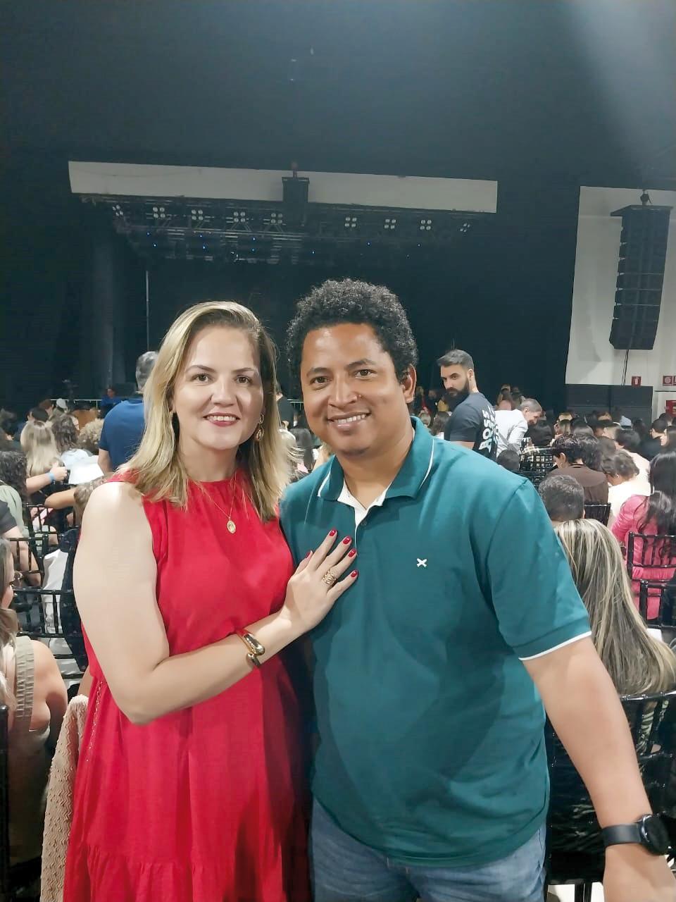 Hoje o dia é todo dele, Alex Maia nosso artista gráfico, amigo e muito querido por todos aqui no <strong>Grupo JM de Comunicação</strong>. O aniversariante do dia, na foto, ao lado da esposa, Veruska Assunção (Foto/Arquivo pessoal)