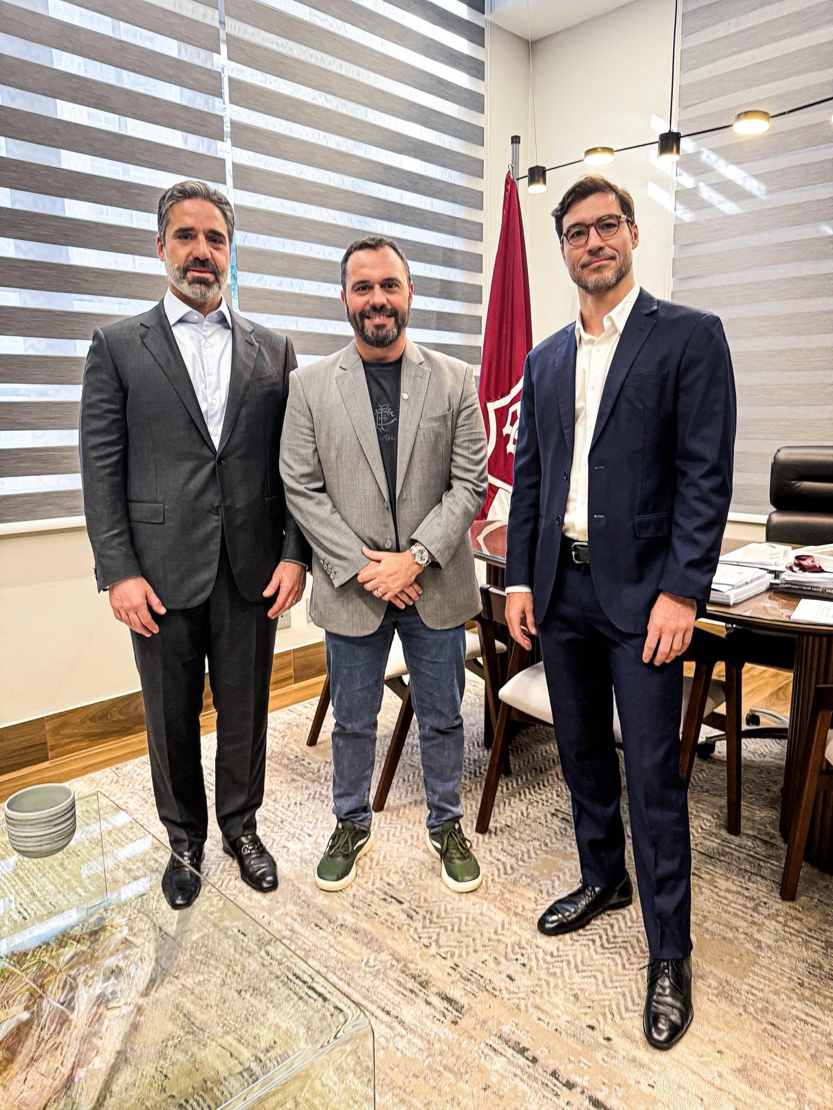 O documento foi entregue ao presidente Mário Bittencourt pelo empresário Carlos de Barros, sócio da Lazuli Partners (Foto/Instagram)