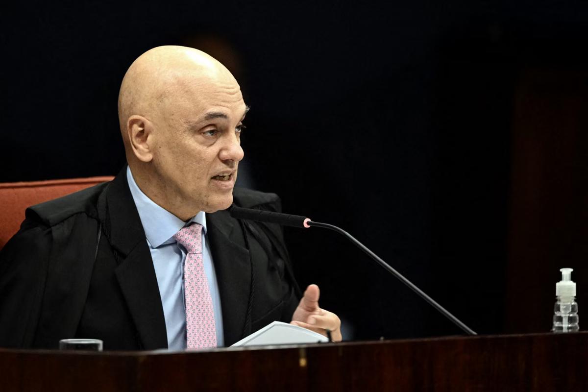 O ministro Alexandre de Moraes lê seu voto para condenar o ex-presidente Jair Bolsonaro e aliados por tentativa de golpe de Estado (Foto/AFP or licensors)