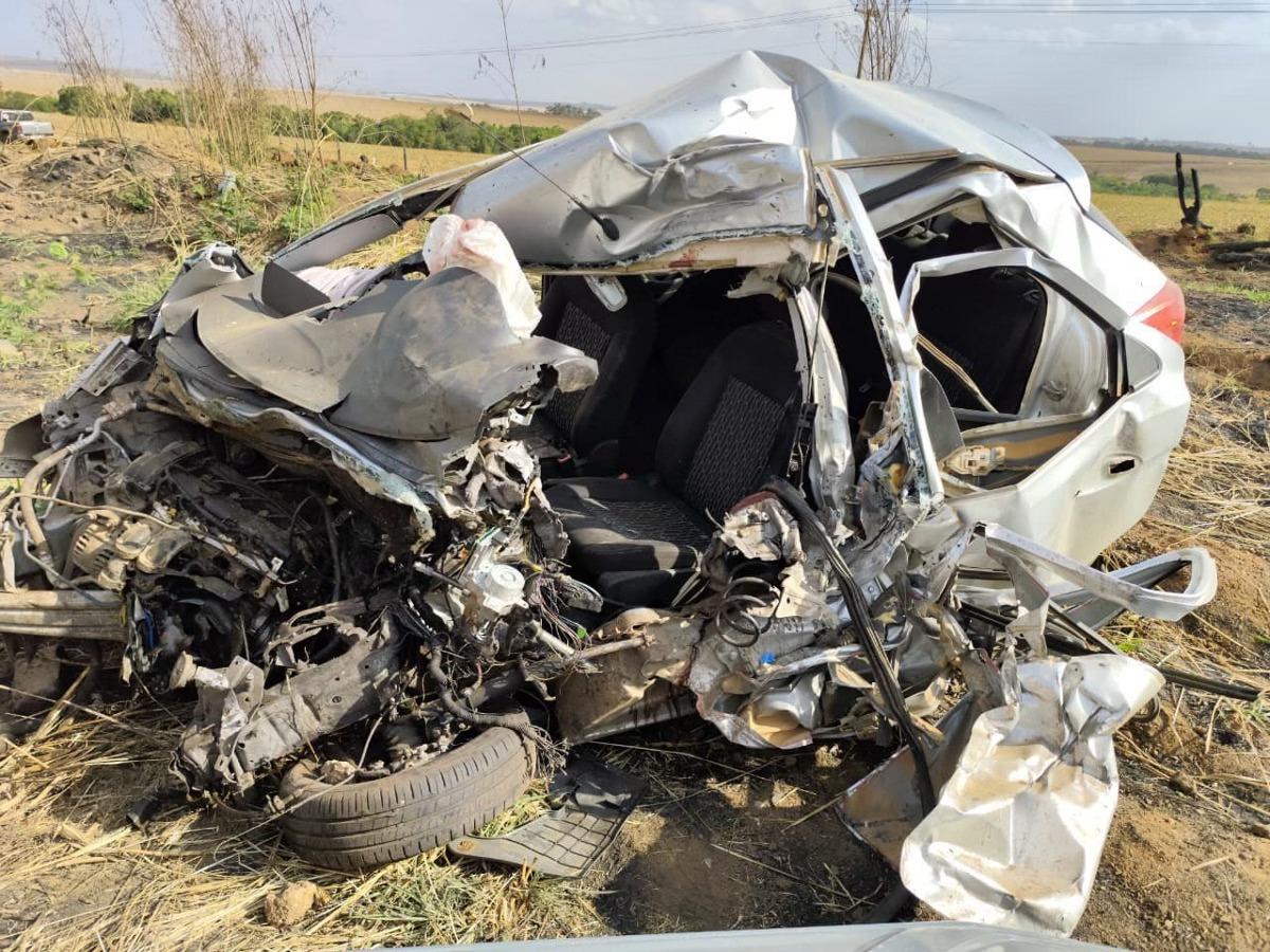 O condutor do carro de passeio ficou preso às ferragens e não resistiu (Foto/Divulgação/Corpo de Bombeiros)