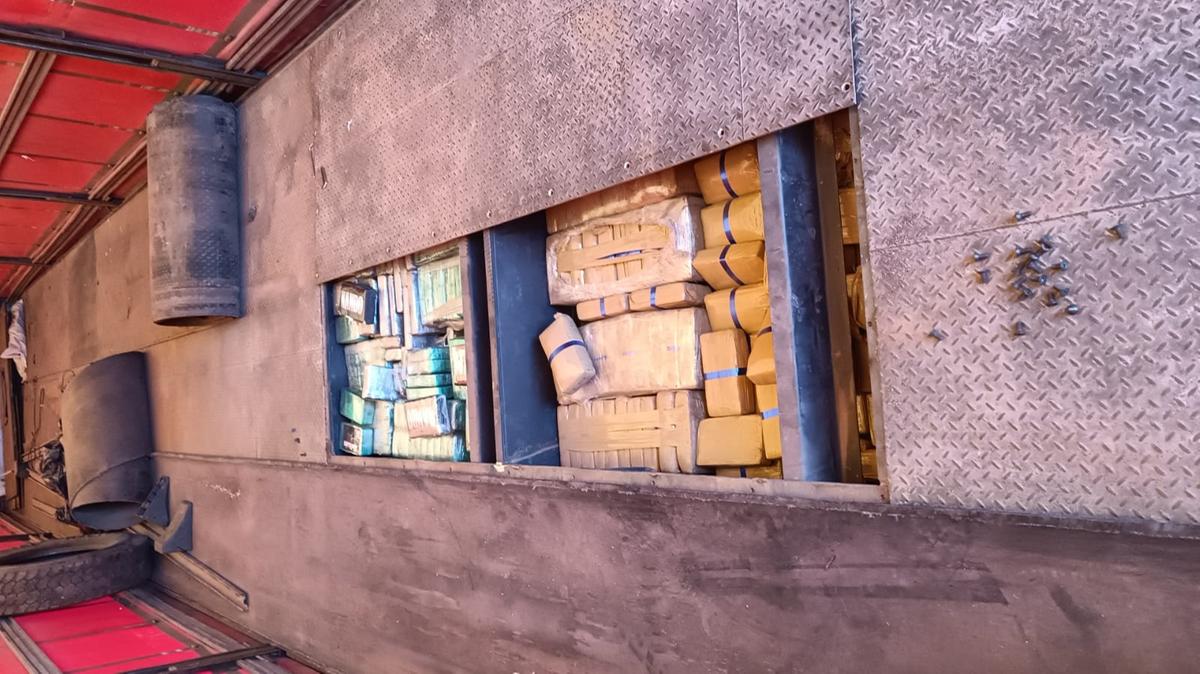 Droga estava escondida em fundo falso no compartimento de carga do caminhão que seguia pela rodovia BR-262  (Foto/Divulgação)
