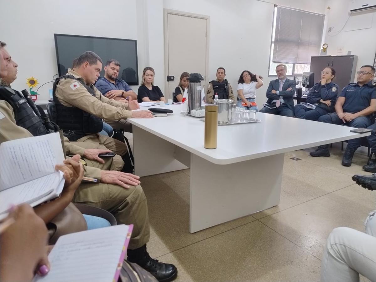 Autoridades municipais e estaduais reunidas na Secretaria de Saúde para fortalecerem ações do protocolo contra violência extrema nas escolas (Foto/Divulgação)