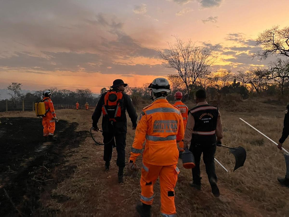 Reunião de gerenciamento de crise teve a participação dos bombeiros, da Defesa Civil, da GCM e demais órgãos municipais para alinhar ações contra os incêndios (Foto/Divulgação)