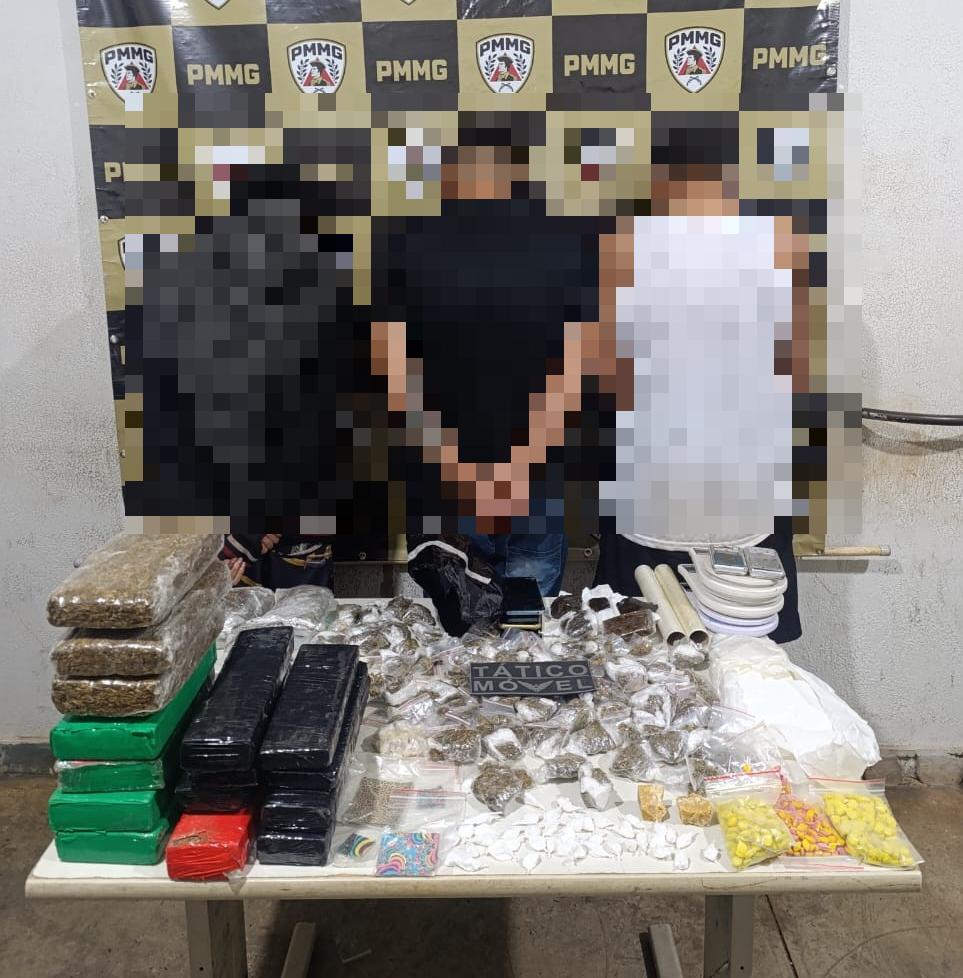 Três homens presos em operação do 67º Batalhão da Polícia Militar e grande quantidade de drogas apreendida, incluindo maconha, cocaína, ecstasy, LSD e outros entorpecentes (Foto/Divulgação)