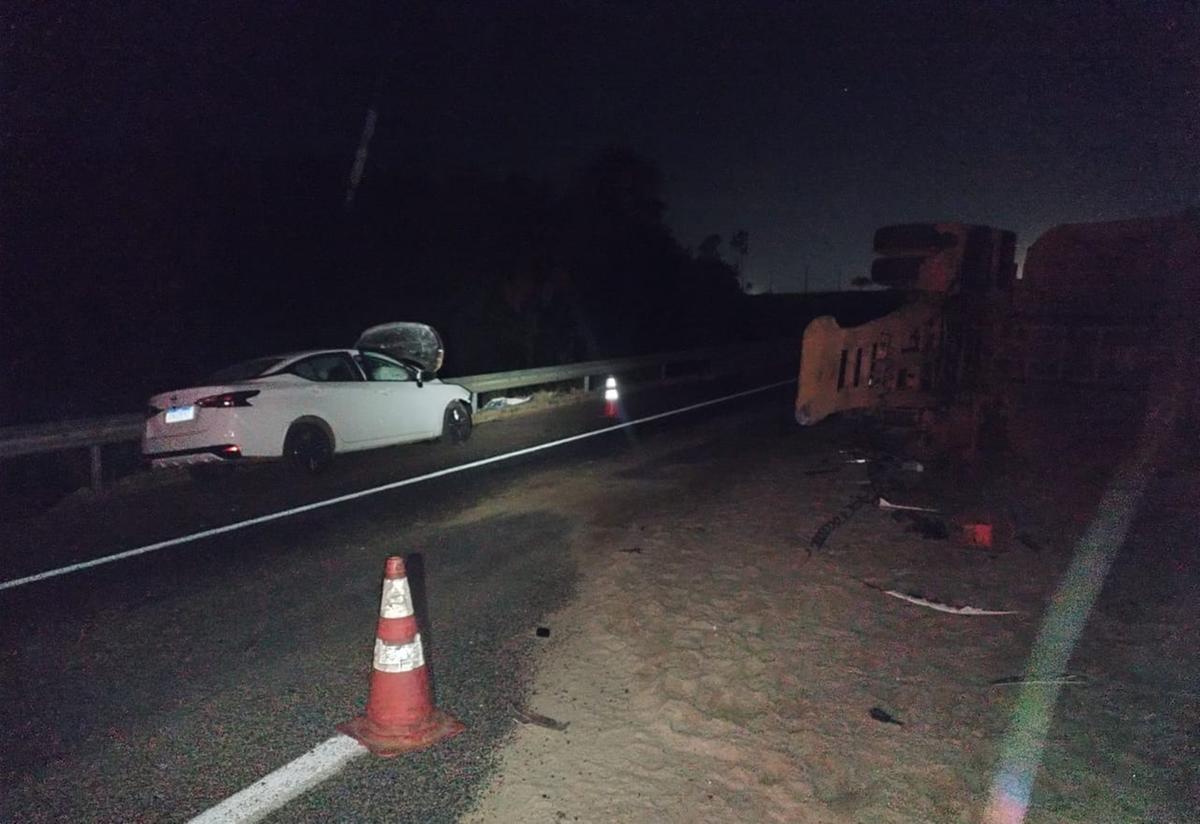 Conforme a PRF, o semirreboque se desprendeu de uma carreta carregada com areia; perícia da Polícia Civil esteve no local (Foto/Divulgação PRF)