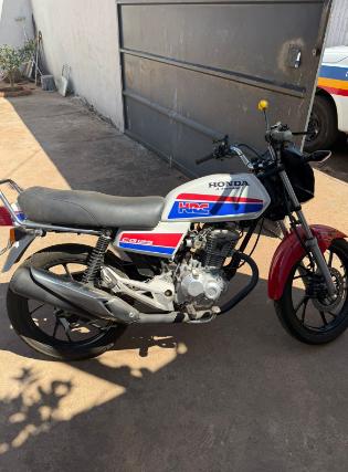 Os militares localizaram uma motocicleta também irregular, com motor adulterado e placa dobrada. (Foto/Divulgação)
