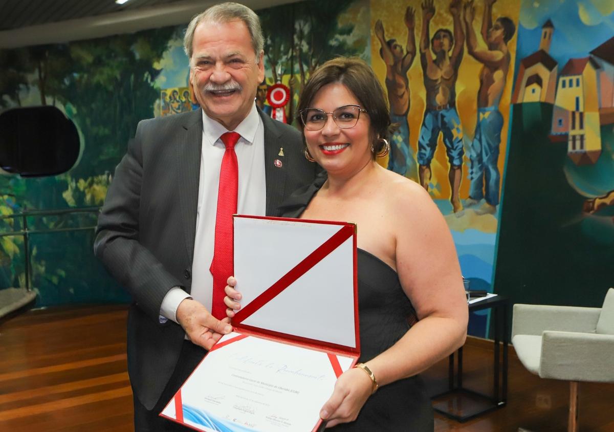 Controladora-geral do Município, Júnia Camargo, recebeu a honraria das mãos do presidente do TCE-MG, Durval Ângelo (Foto/Divulgação)