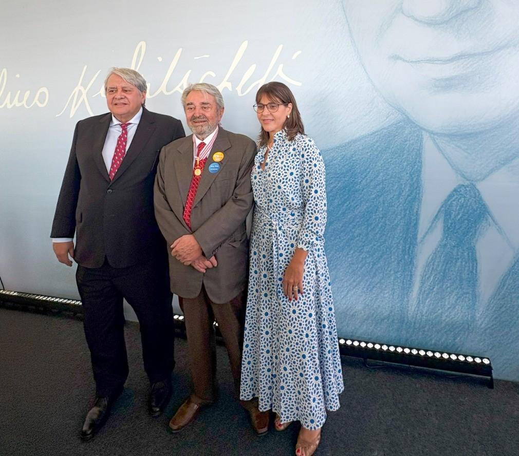 Reitor da Universidade de Uberaba, Marcelo Palmério, ladeado dos filhos Eduardo e Ana Vera, após ser agraciado com a Medalha Juscelino Kubitschek, em Diamantina (Foto/Divulgação)