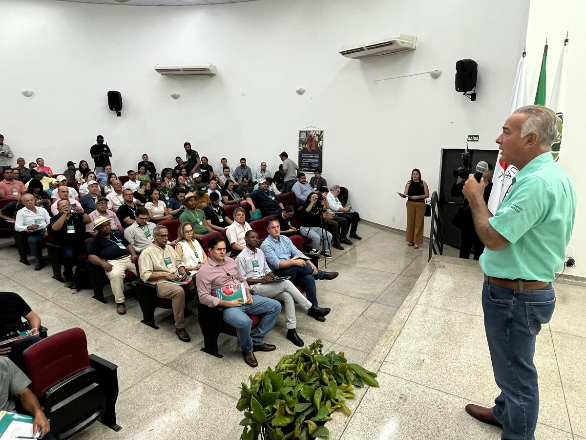O público lotou o auditório do Sindicato dos Produtores Rurais para ouvir os especialistas e tirar dúvidas sobre a viabilidade do cacau no Cerrado Mineiro. (Foto/Divulgação)