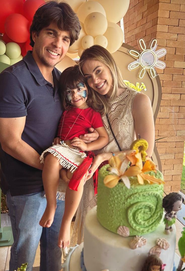 Antônia fez 3 aninhos e comemorou com festa animada com os amiguinhos, na foto a aniversariante com os pais Fernando Seixlack e Paulinha Moreno. (Foto/Reprodução)