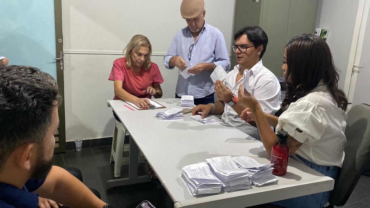 Apuração dos votos aconteceu na noite de ontem na sede do Sindicato, quando consagrou Thaís Villa como presidente. (Foto/Divulgação)
