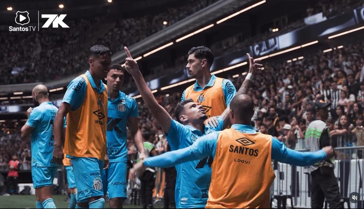 Tiquinho, há mais de nove meses sem marcar, conseguiu o pênalti em jogada pessoal e salvou o Santos de uma derrota certa (Foto/Santos TV)