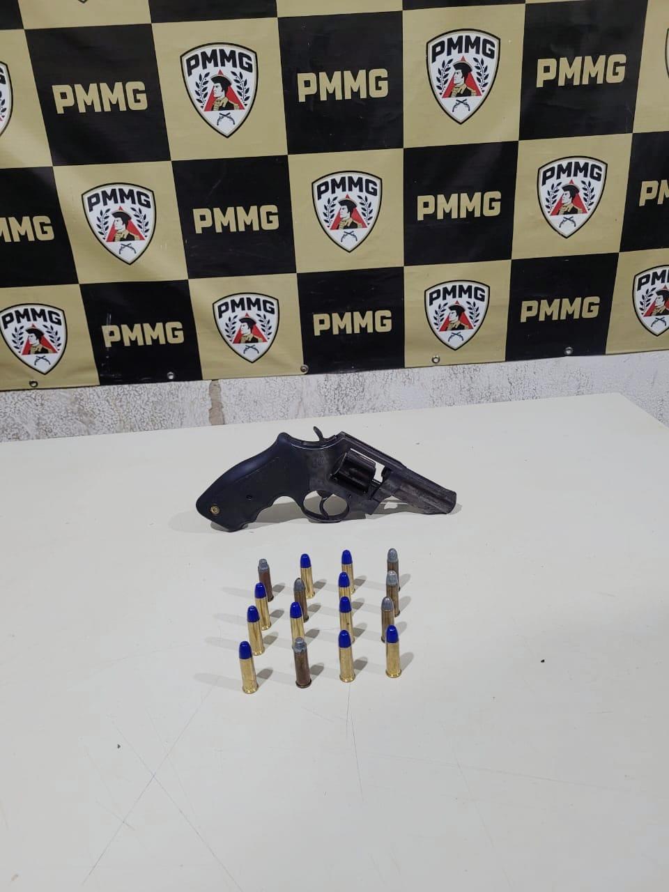 Revólver calibre .38 e 16 munições são apreendidos em Uberaba; autor é preso por posse ilegal de arma. (Foto/Divulgação)