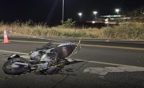 Com o impacto, os dois ocupantes da motocicleta foram arremessados ao solo. A mulher, passageira, teve o capacete projetado para fora e sofreu traumatismo craniano grave ao bater a cabeça no asfalto, morrendo na hora (Foto/Divulgação)