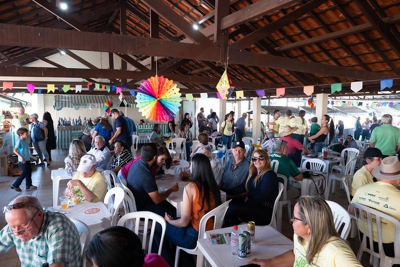 A programação reúne shows musicais, feiras de produtos locais e atividades de lazer para o público (Foto/Divulgação)