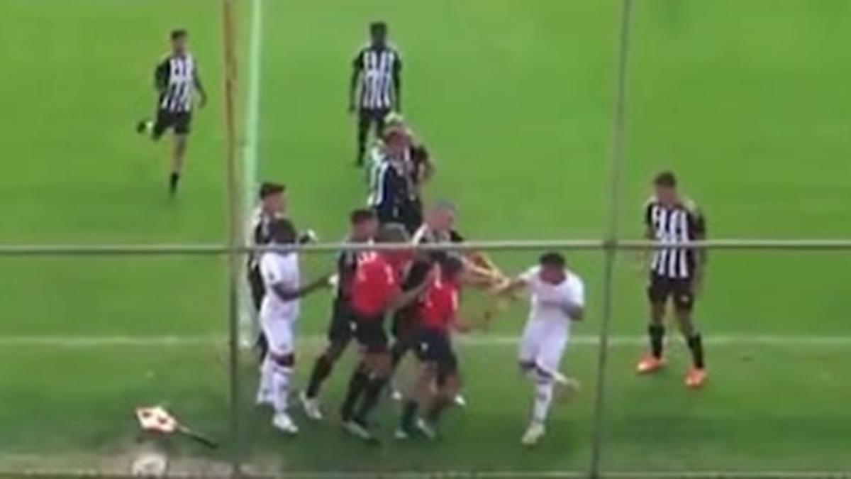 O autor da agressão, segundo registrado na súmula, foi o camisa 10 do Coimbra, João Vitor Balbino Cordeiro (Foto/Youtube/Coimbra)
