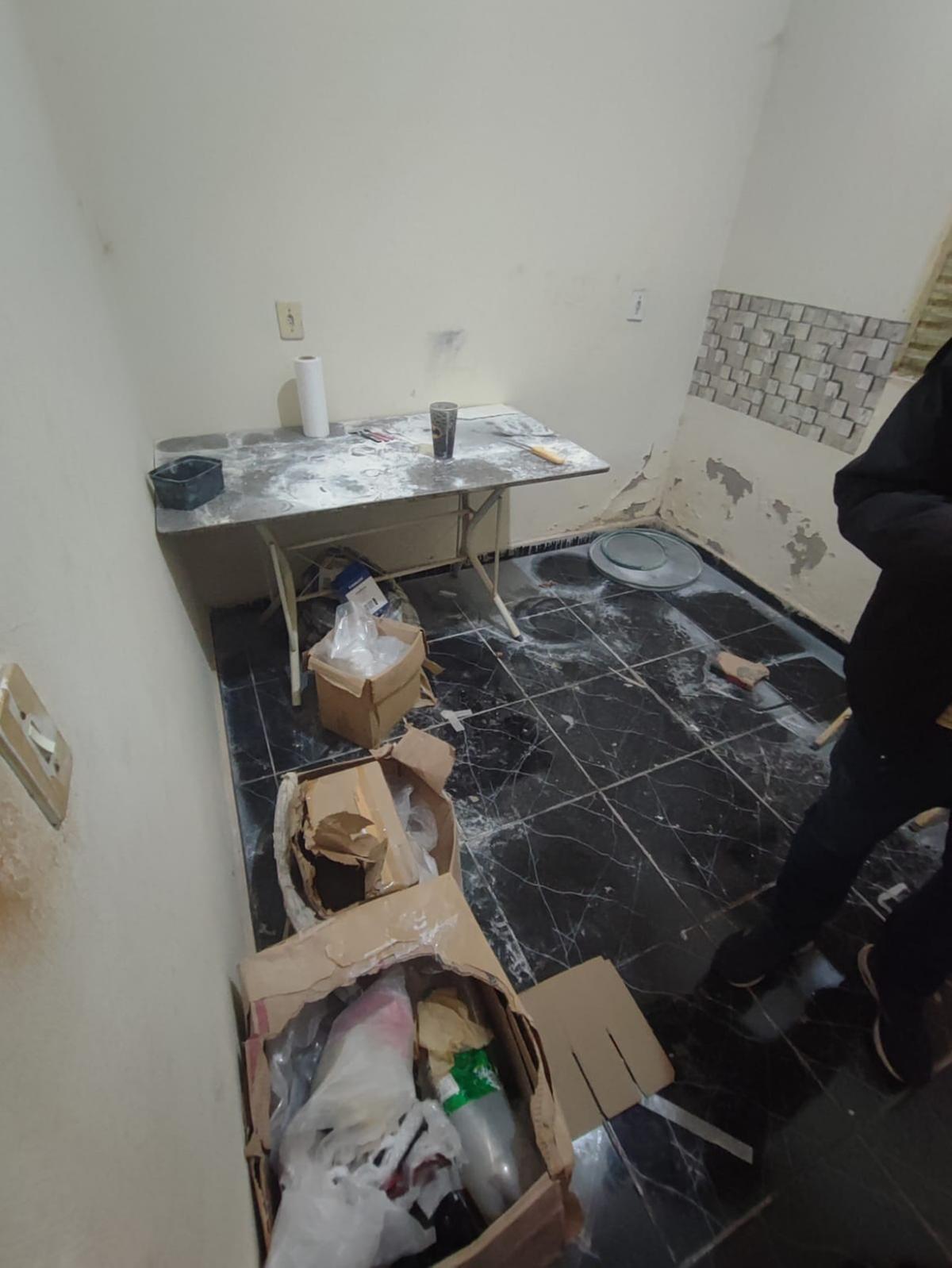 Policiais apreenderam prensa hidráulica e materiais usados na produção de cocaína em Delta. (Foto/Divulgação)