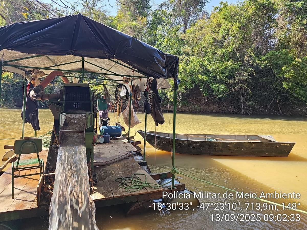 Com o auxílio de um drone, os militares localizaram a balsa equipada com a draga em plena atividade; dupla acabou presa (Foto/Divulgação/PMMG)