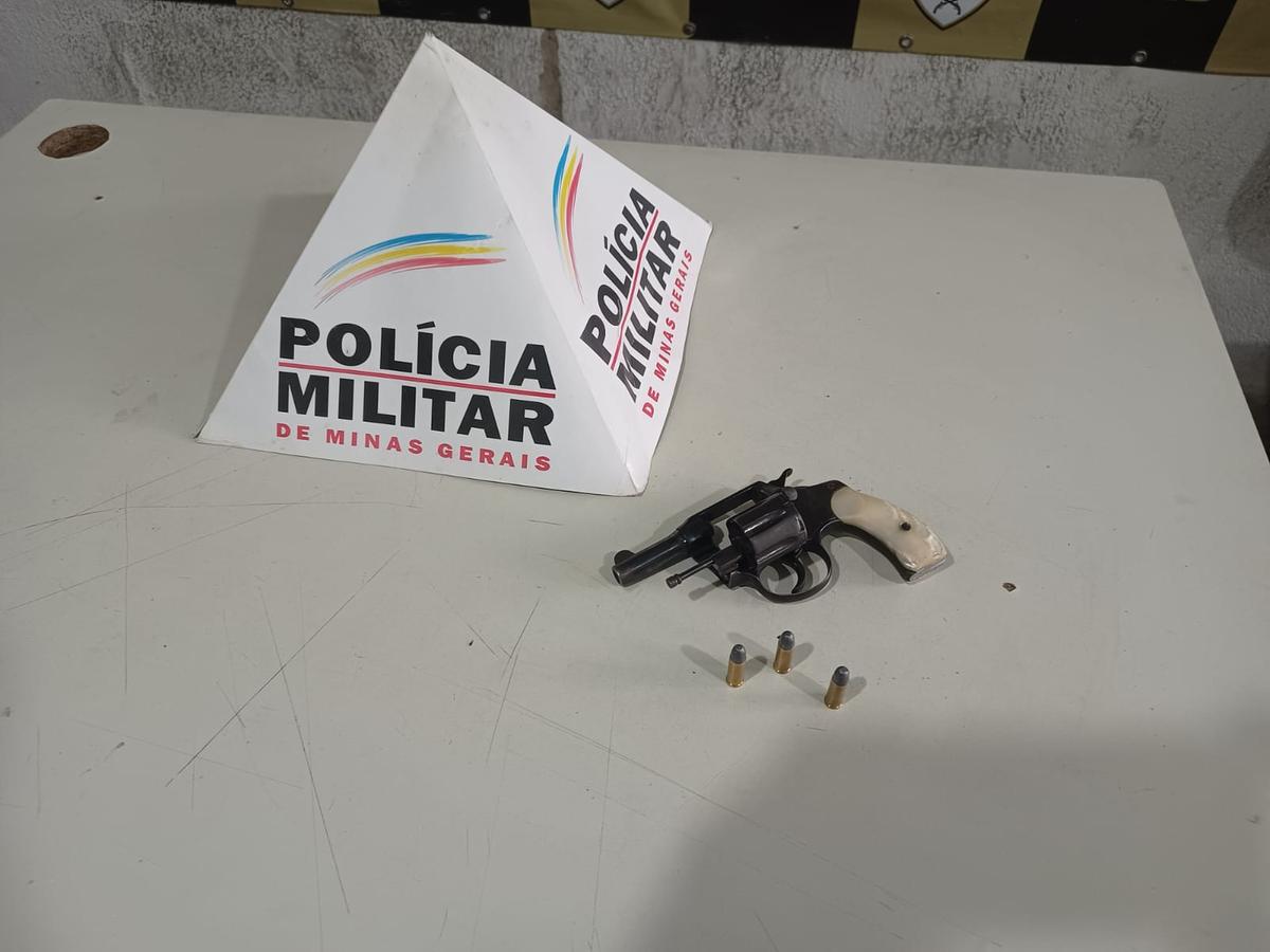 A ação resultou na apreensão de arma de fogo calibre .32 com munições, além da recuperação de um veículo. (Foto/Divulgação)