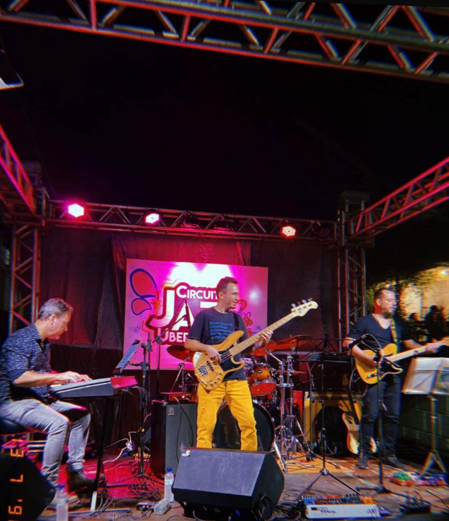 Felipe Colenghi no baixo, Pedro Ferreira ao piano e Edson Jr. na guitarra (Foto/Divulgação)