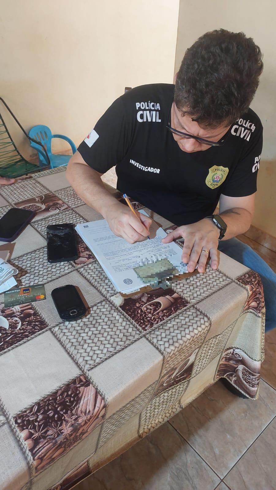 Polícia Civil cumpriu mandados de busca e apreensão em Pirajuba durante operação que investiga estelionato e furto contra idosa aposentada (Foto/Divulgação)