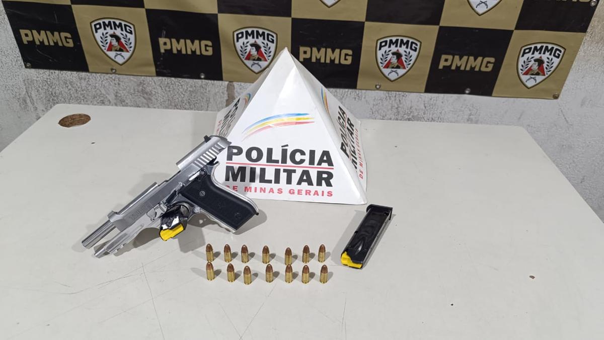 Arma de fogo e munições são apreendidas pela PM em operação no bairro Isabel do Nascimento. (Foto/Divulgação/PMMG)