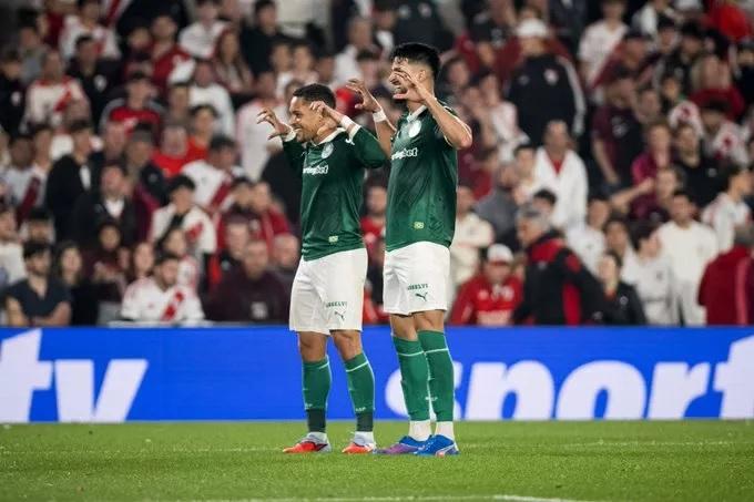 Com grandes jogadas de Flaco Lopes e Vitor Roque, Verdão abre vantagem nas quartas da Libertadores (Foto/Conmebol)