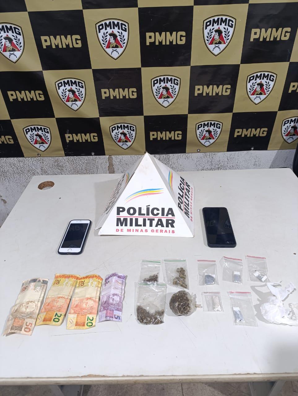 Drogas e celulares foram apreendidos no apartamento do bairro Volta Grande, em Uberaba. (Foto/Divulgação/PMMG)