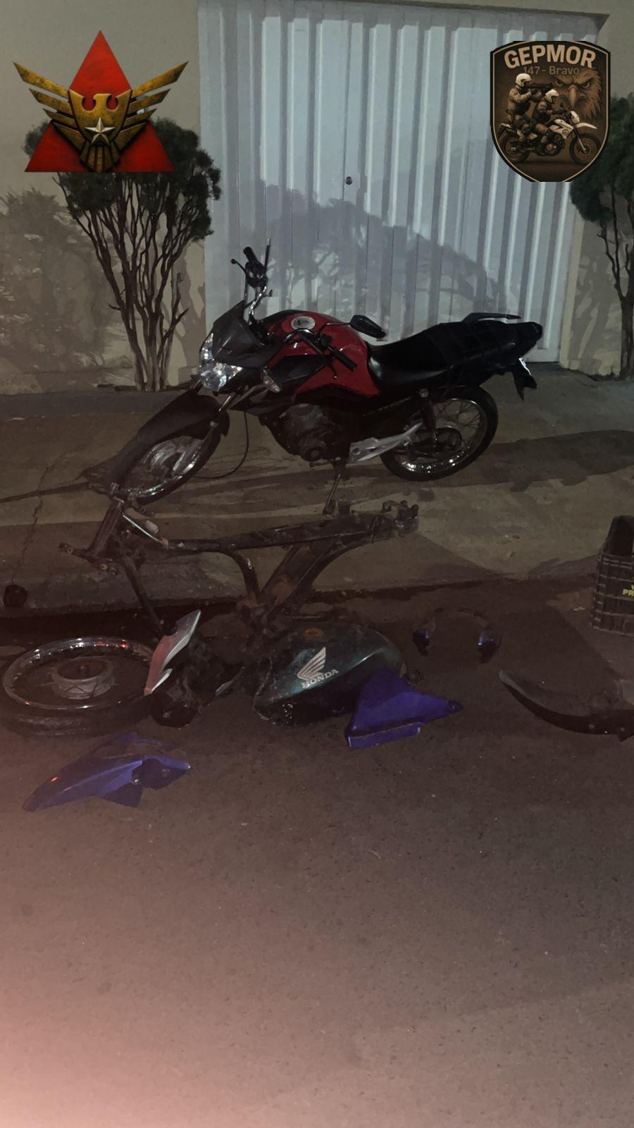 Motocicleta produto de crime foi recuperada pelo GEPMOR no bairro Rio de Janeiro, em Uberaba. (Foto/Divulgação/PMMG)