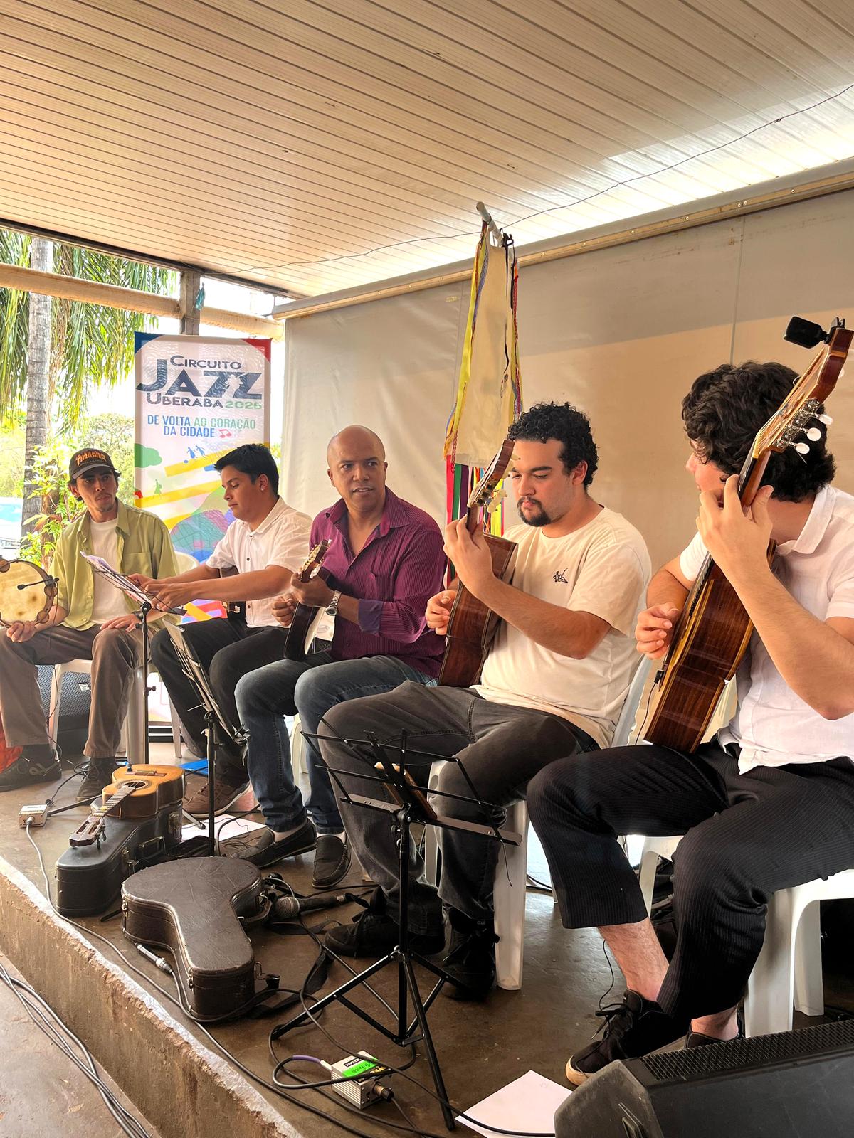 O Circuito Jazz Uberaba 2025, com o apoio da Fundação Cultural “Professor Antônio Carlos Marques”, retorna ao coração da cidade com música, arte e encontros culturais. Em sua sétima edição, que ocorre Danielle Argondizi, radiante com os 15 anos da afilhada de 14 a 21 de setembro e está um verdadeiro sucesso (Foto/Reprodução)