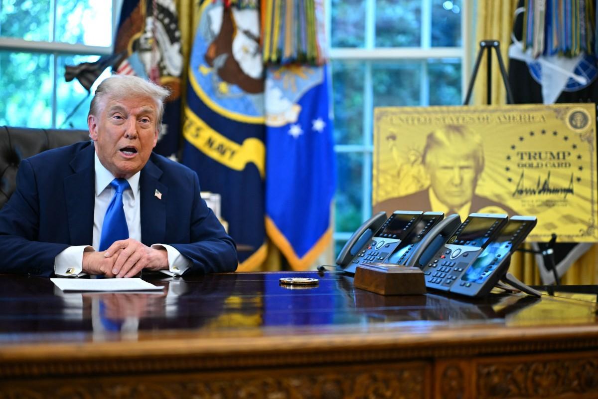 Donald Trump conversa com a imprensa ao lado de um cartaz referente ao "Gold Card" (Foto/Mandel Ngan/AFP)