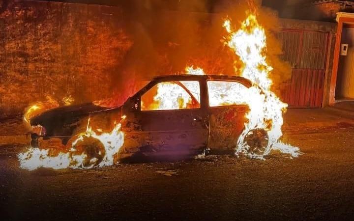 Veículo VW Gol foi completamente destruído por incêndio no bairro Chica Ferreira, em Uberaba, cujo combate consumiu 1.500 litros de água e espuma química para controlar as chamas (Foto/Divulgação)