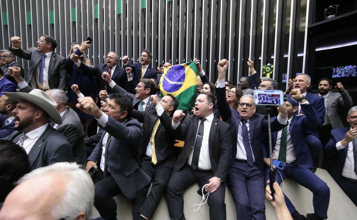 Deputados da oposição comemoram a provação da urgência da proposta para anistia aos envolvidos no 8 de janeiro; eles também votaram a favor da PEC da Blindagem (Foto/Bruno Spada/Câmara dos Deputados)