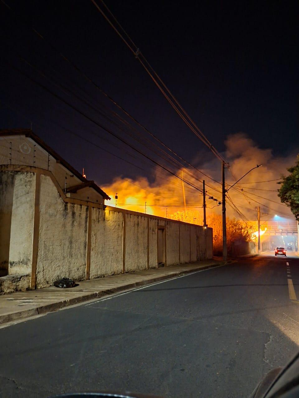 Segundo os bombeiros há indícios de que o fogo tenha sido iniciado de forma intencional (Foto/Divulgação)