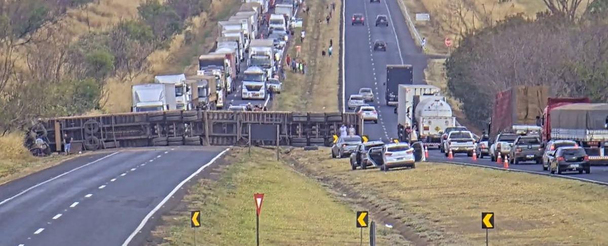 Acidente causou congestionamento de 5km na BR 050 (Foto/Divulgação PRF)